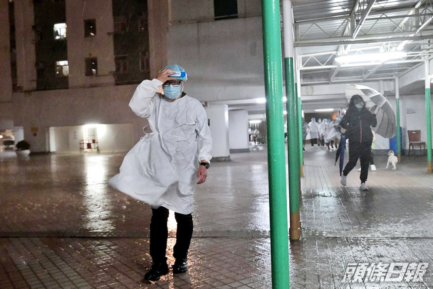 天文台發出今年首個黃色暴雨警告,晚上雨勢頗大。