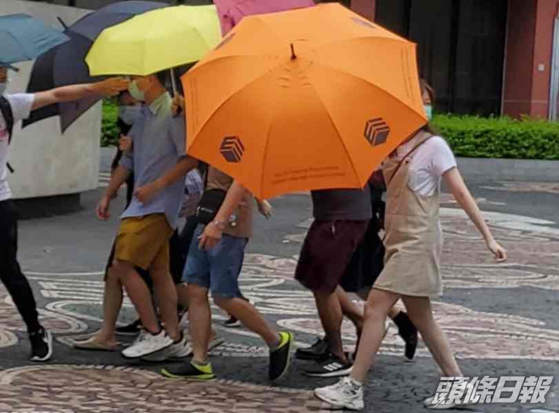 被告鍾柏軒 (淺藍恤衫)。王尚哲攝