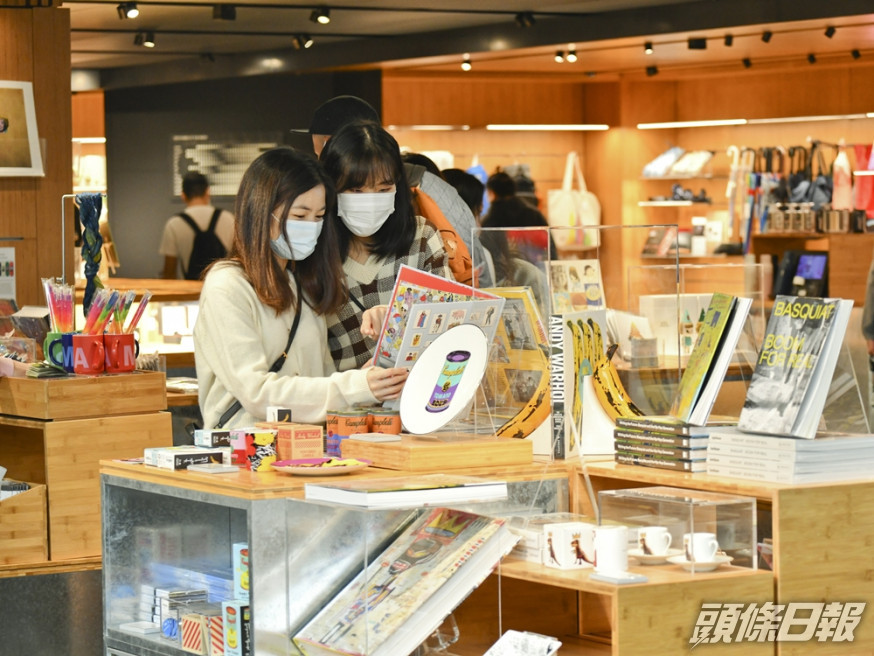 政府會向合資格18歲以上港人及新來港人士,分期派5千元電子消費券。
