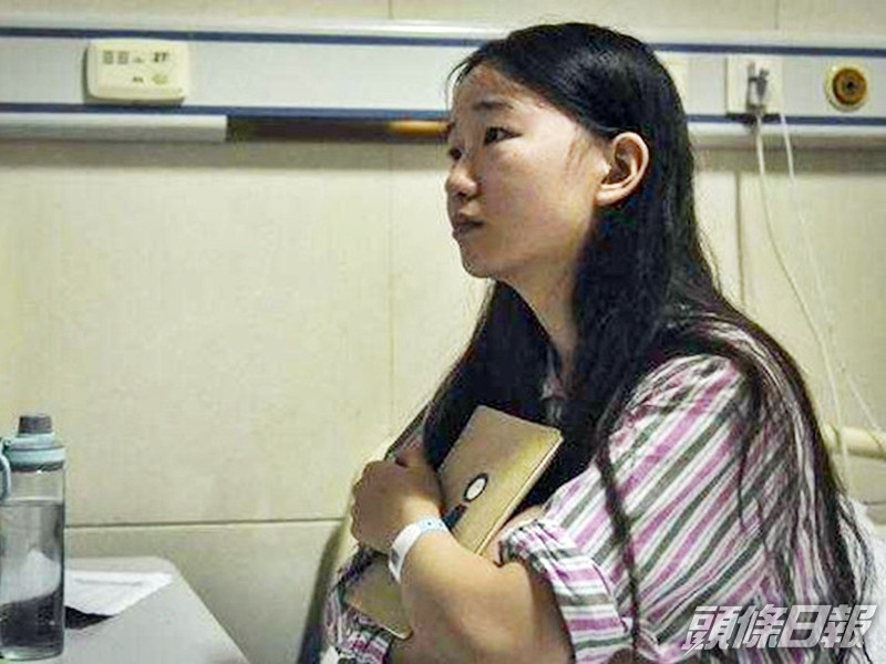 21歲關女患有先天性脊柱裂及脂肪瘤,下肢失去觸覺及大小便失禁。網圖