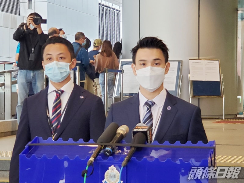 香港警方網絡情報組網絡安全及科技調查科總督察張偉豪(右)。