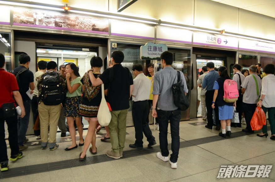 有網民稱坐港鐵時車門突關分隔母女,需要乘客解救。資料圖片