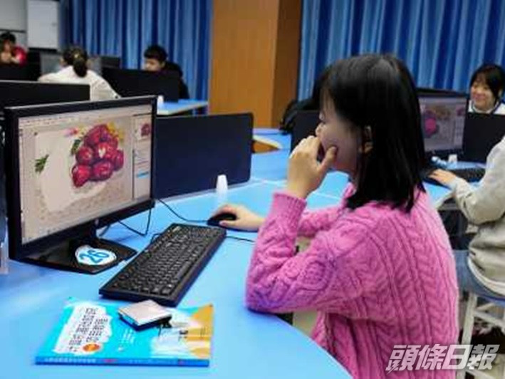 有黑客趁網購風氣盛,製作二維碼促銷廣告引導用家進入虛構的網站,以騙取其信用卡資料。