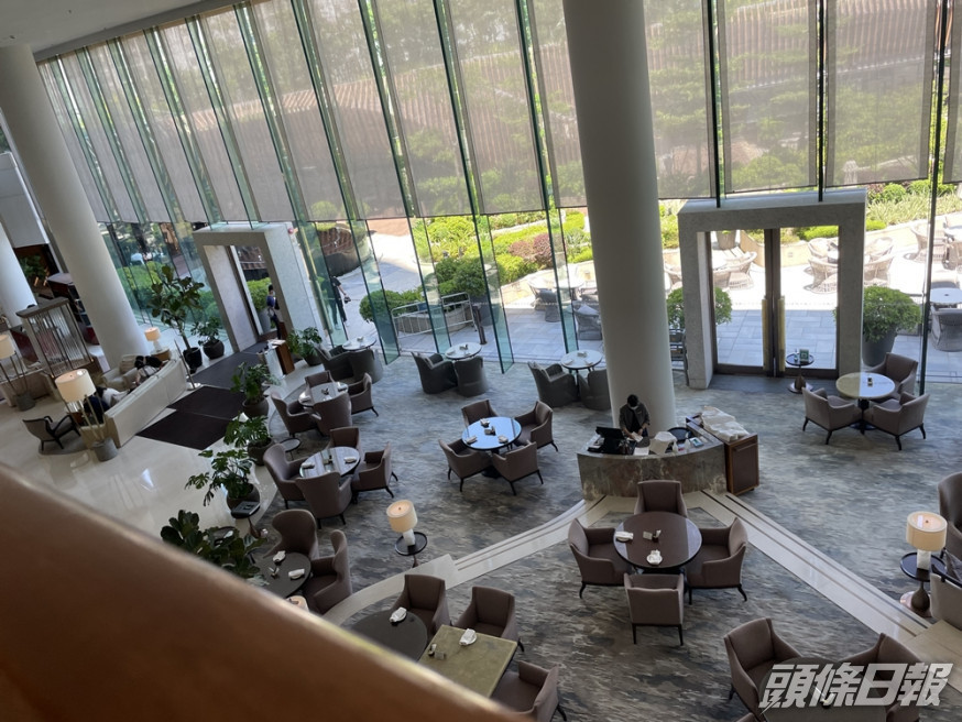 嘉里酒店公眾經咖啡店直上,經扶手電梯之園景平台進入一樓。