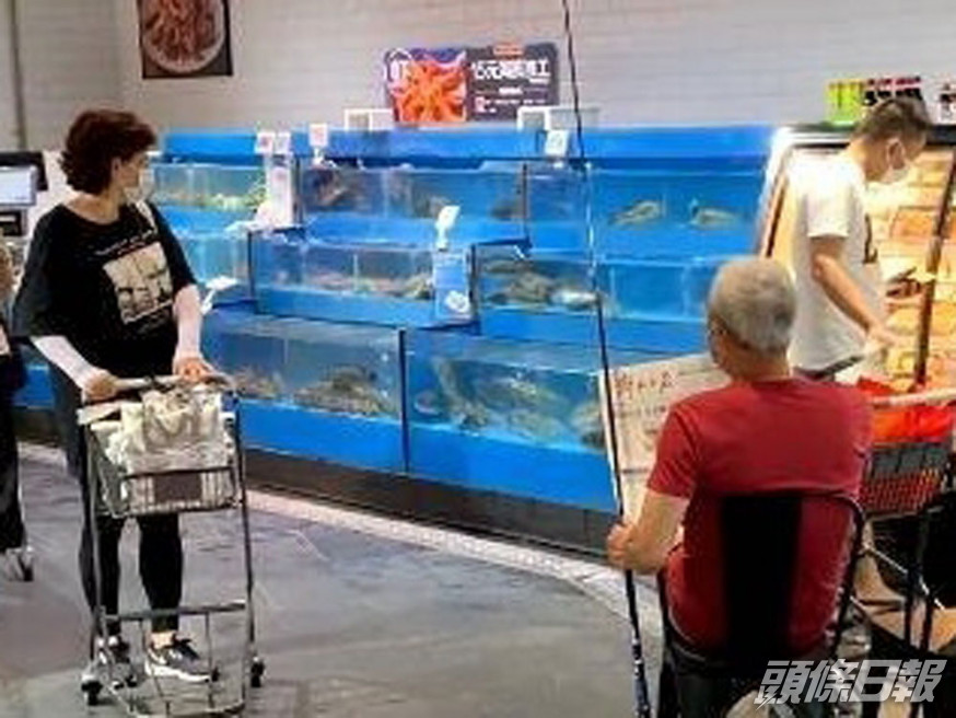 大叔超市釣魚,背後藏感人故事。