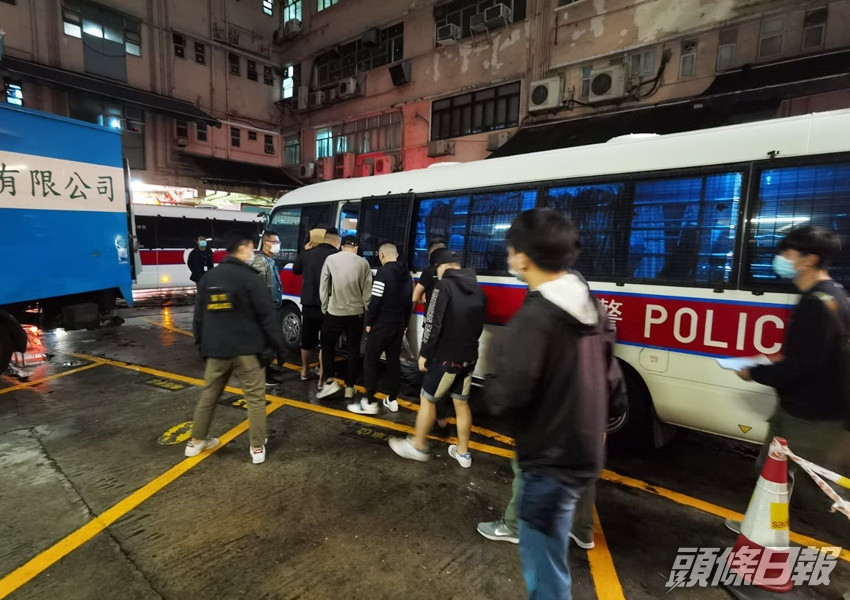 警方搗破三間懷疑無牌酒吧及一間違規經營的派對房間。警方圖片