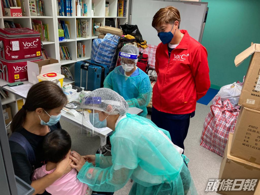 居住在深水埗劏房的楊小姐帶同女兒到場接種疫苗。