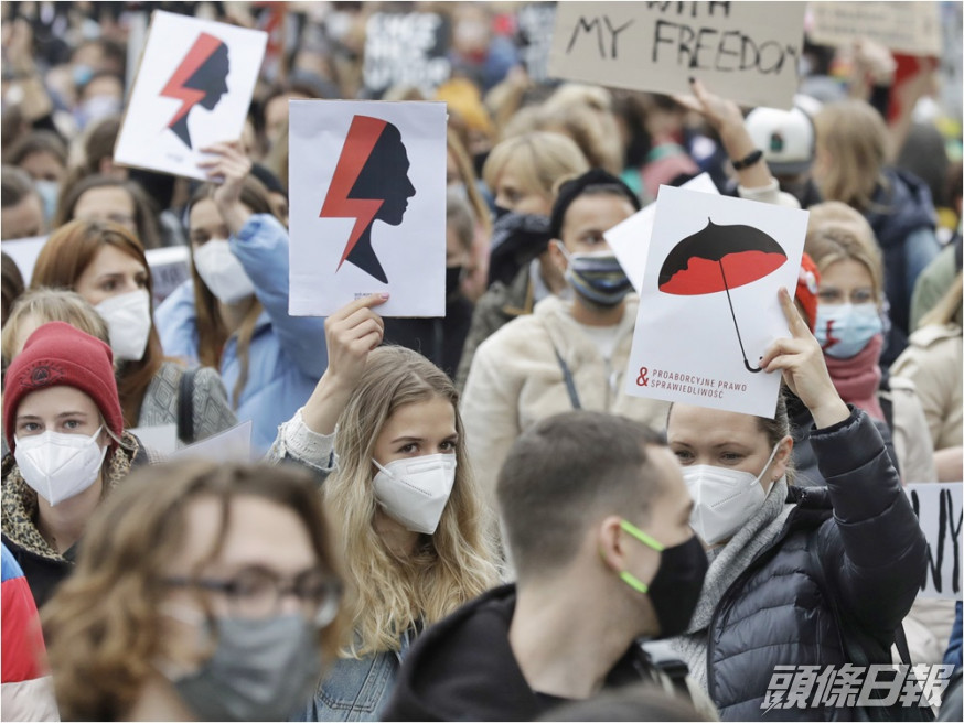 波蘭爭取墮胎權利的示威持續,有民眾發起罷工。AP圖片