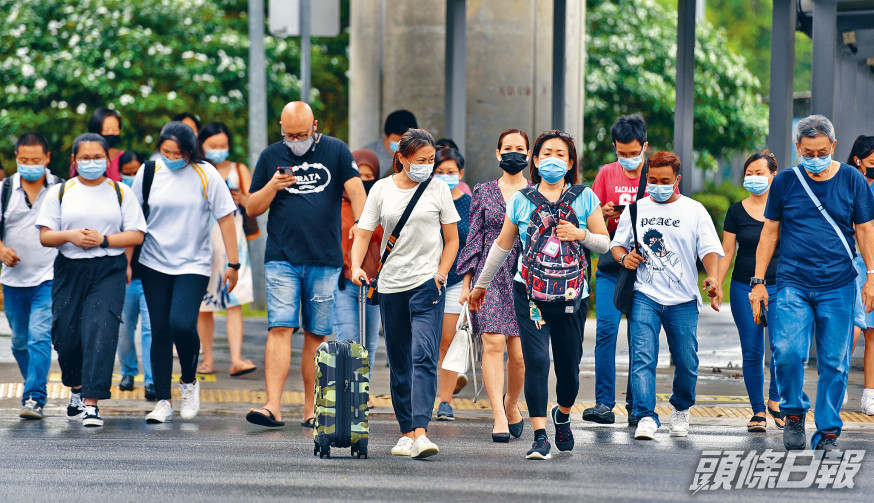 疫情下新加坡民眾戴口罩外出。
