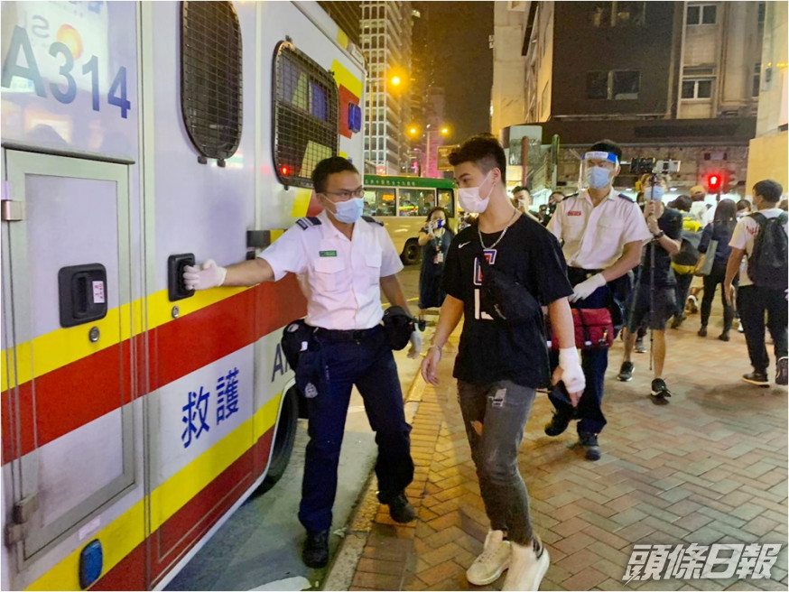 旺角先達廣場一間手機維修店被人破壞,一名男職員手部受傷送院。徐裕民攝