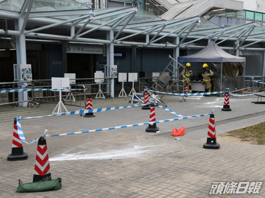 中大於今年1月11日有多名黑衣蒙面人士推倒保安崗位欄杆,及向保安潑粉。資料圖片