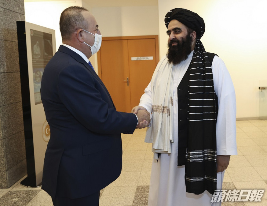 阿富汗塔利班政府代理外交部長穆塔奇(Amir Khan Muttaqi)與土耳其外長卡夫索格魯(Mevlut Cavusoglu)進行會談。AP圖片