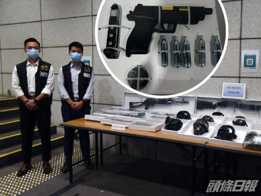 警方撿獲一批仿製槍械、伸縮棍、防毒面具、濾罐等。