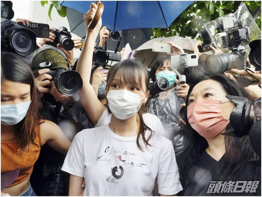 大批傳媒採訪周庭(白衣)出獄。AP