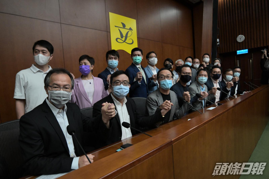 立法會非建制派議員因為DQ決定「總辭」,有全面決裂的味道。