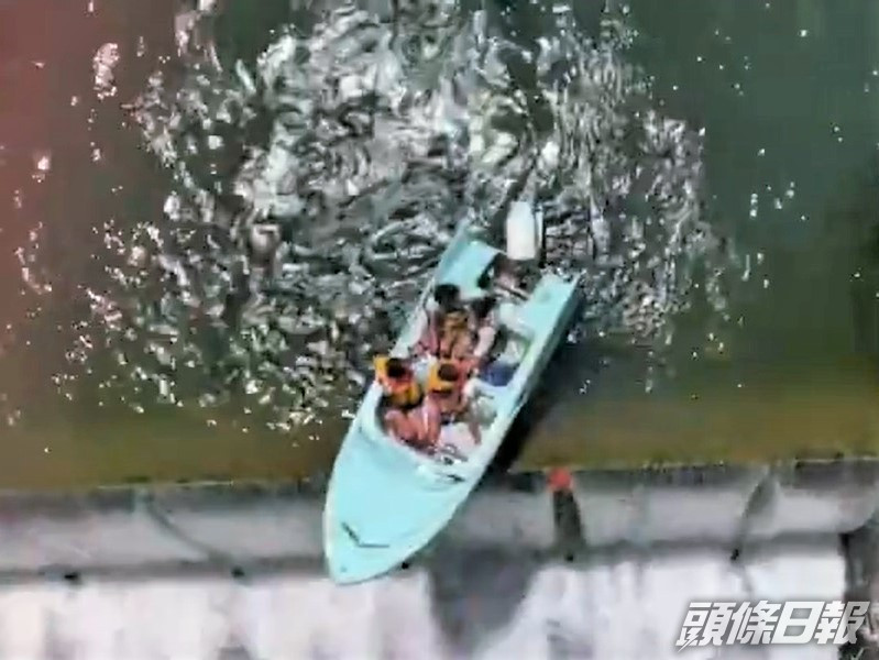 半艘船懸壩頂搖搖欲墜,驚險萬分。影片截圖