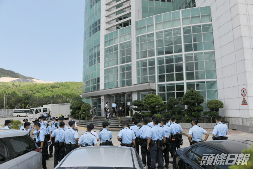 大批警員去年到壹傳媒大樓進行大搜查及檢走多箱證物。資料圖片