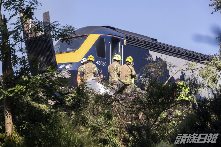 蘇格蘭載客列車出軌 致三死六傷。AP圖片
