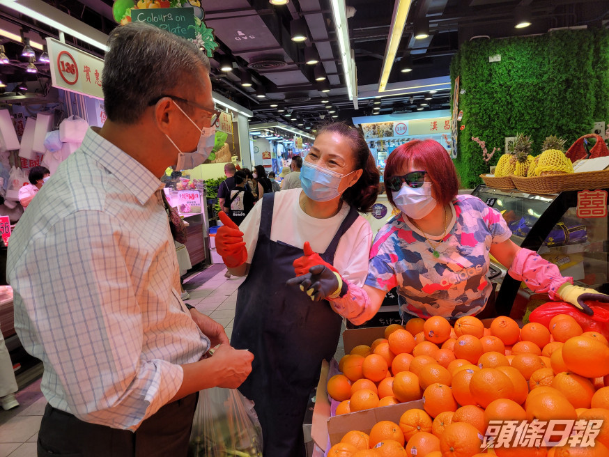 陳茂波趁逛街市買餸時與商戶聊天,了解經濟市道,以至電子支付的應用情況。網圖
