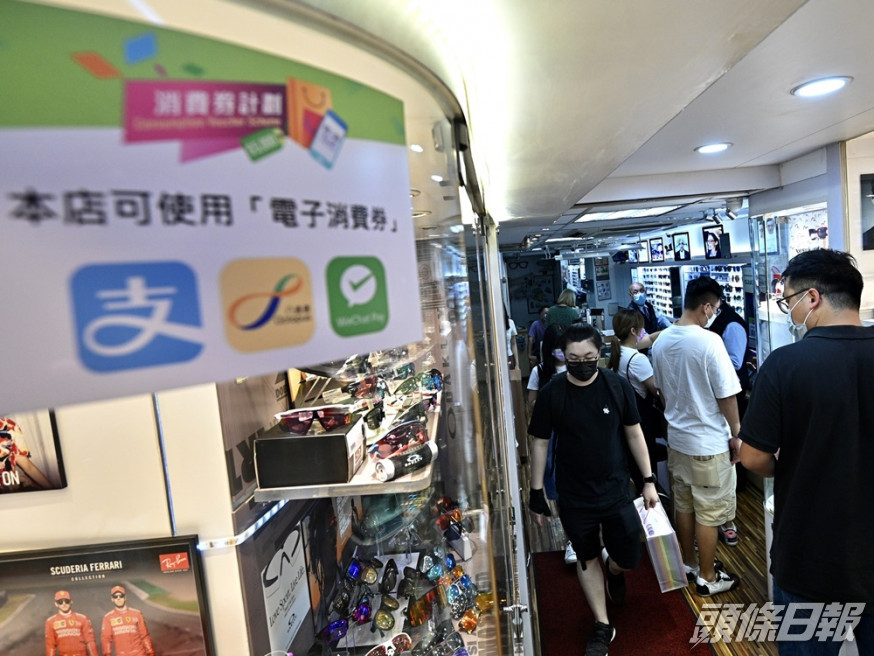 陳茂波相信消費券有助推動經增長。資料圖片