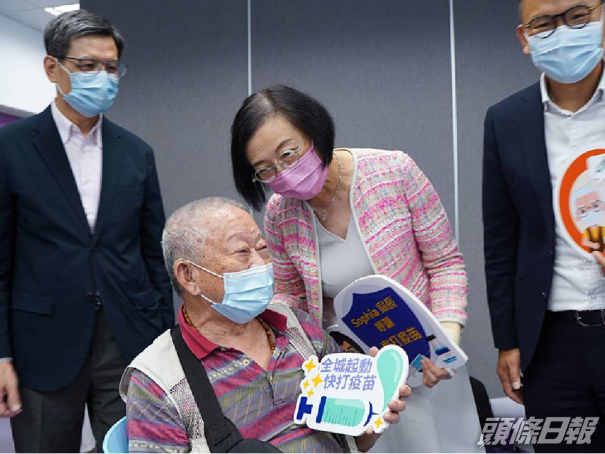 食物及衞生局長陳肇始日前到訪葵青地區康健中心,了解外展接種服務。陳肇始網誌圖片