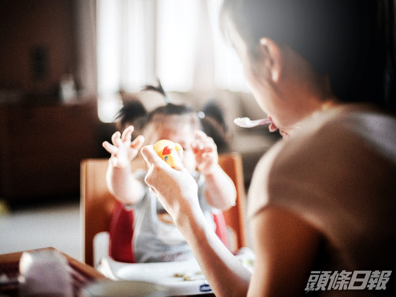有網民表示,一名港媽朋友喜歡大曬小孩的照片及影片,完全不理大家是否感興趣。unsplash圖片