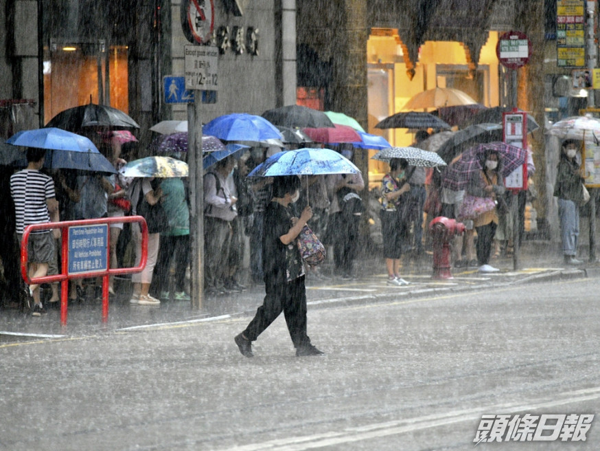 隨後一兩日天氣不穩定,有狂風驟雨及雷暴,雨勢有時頗大。資料圖片