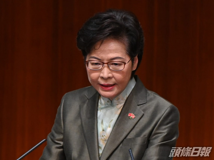 林鄭月娥在早上11時在保安護送下步入會議廳。