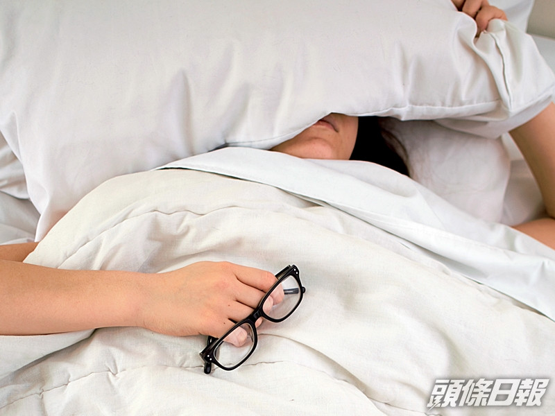 冬天睡覺特別容易「瞓捩頸」,使人難轉動頸部,甚至有機會肩頸痛足幾日。unsplash圖片