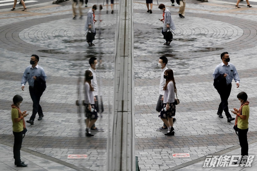 東京疫情緩和,政府宣布鬆綁措施,但仍呼籲市民外出要做好防疫。REUTERS圖片