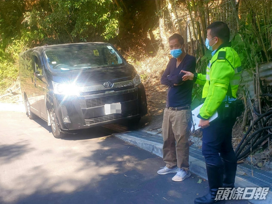 警方向駕駛客貨車的黃先生了解事發經過。