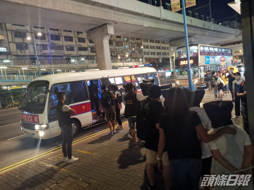 警方共拘捕13名男女。圖:警方提供