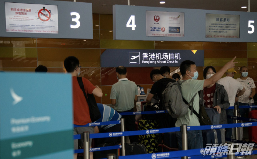 大批留學生經香港機場轉機出國。網上圖片