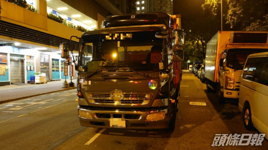 警員於長沙灣長發街與保安街交界截查一輛中型貨車。警方圖片