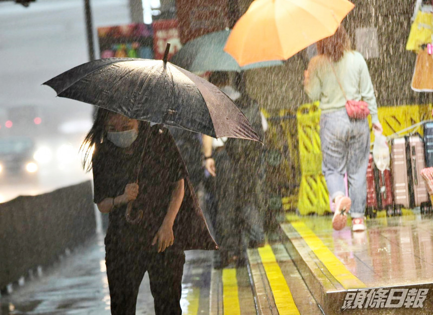 梁榮武舉例,有時幾十公里外的暴雨來勢洶洶,但臨近香港時又迅速減弱。資料圖片