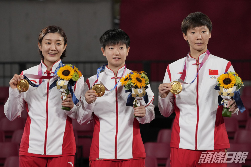 (左起)陳夢、王曼昱和孫穎莎奪金,有傳將獲王楠夫婦送出合院作賀禮。路透社