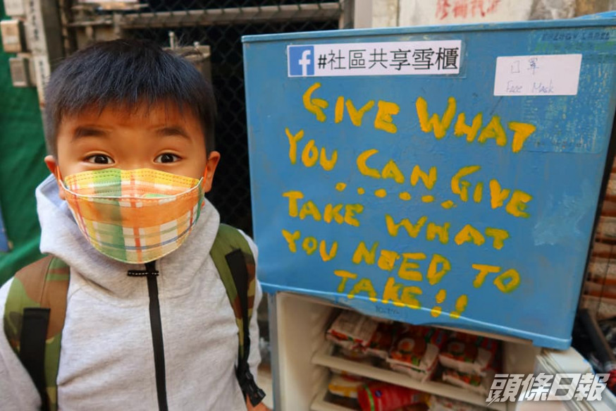 港媽帶囝囝捐物資助基層。fb專頁「瘋嗎 - 灃媽. 灃灃」圖片