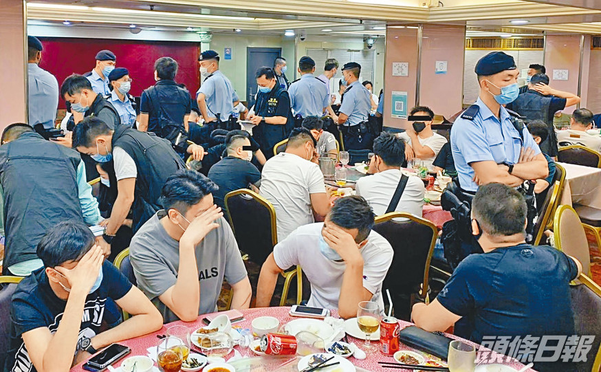 ■警方向出席「洪門宴」的逾百賓客發告票。