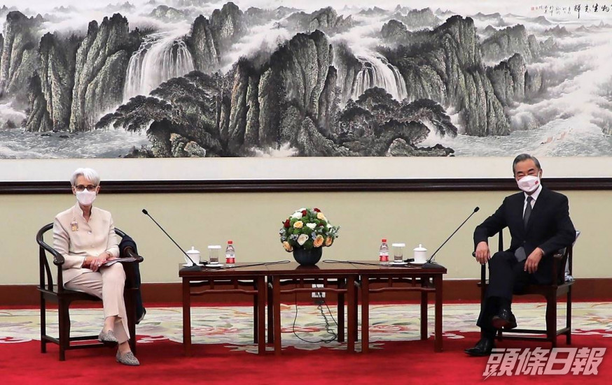 舍曼今年7月訪華,與王毅會面。美聯社資料圖片
