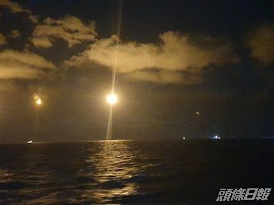 南韓海洋警察搜救傾覆中漁船的3名失蹤者。網圖