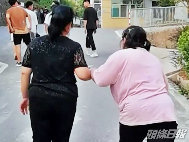 佳玲的母親指,她從女兒小學時開始就每天都送她上學。網圖