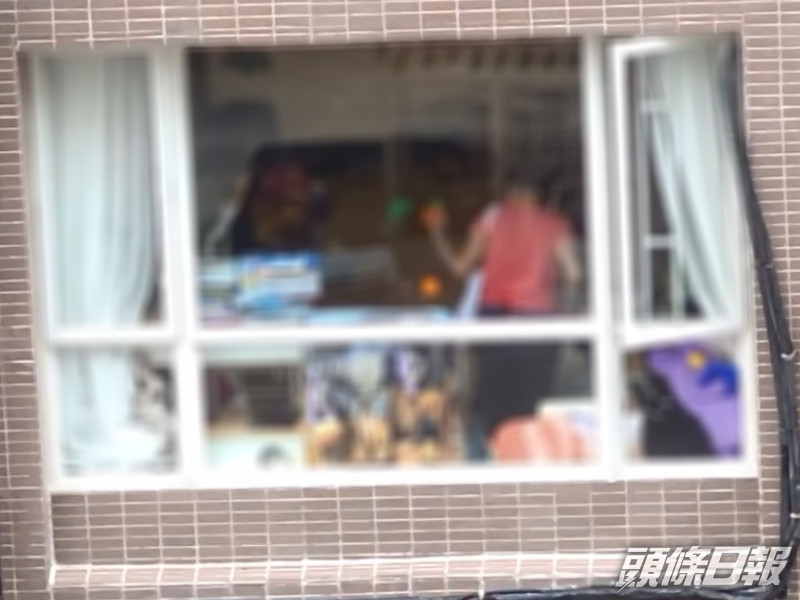 外傭將玩具大力扔向小童。香港突發事故報料區FB