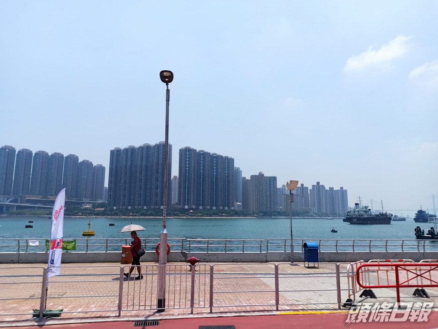天文台預測大致天晴及酷熱。下午局部地區有煙霞。