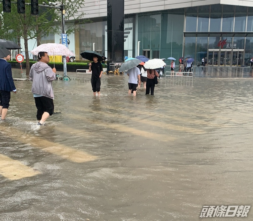 霍英東基金會捐款賑災。網上圖片
