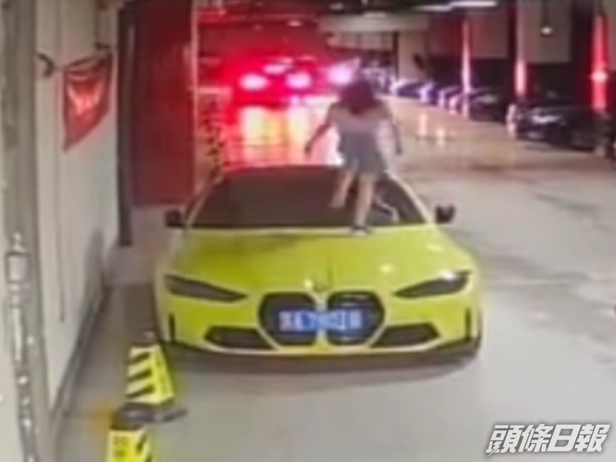 南京有女童疑走上房車車頭踩踏破壞,但家長拒絕賠償。影片截圖