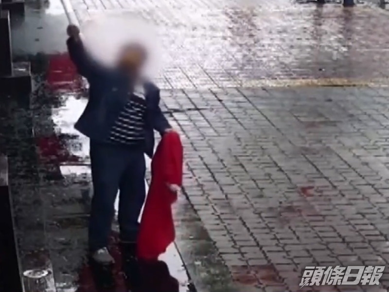 男子指由於最近心情不好才踩踏國旗。網上影片截圖
