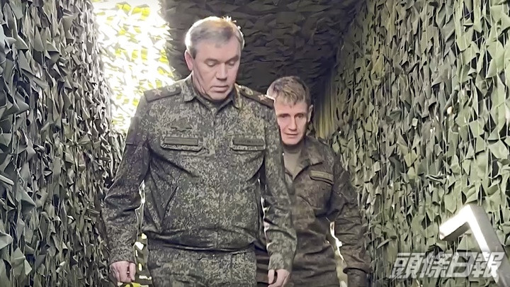 俄軍指總參謀長吉拉西莫夫視察參與對烏行動的部隊。AP圖片