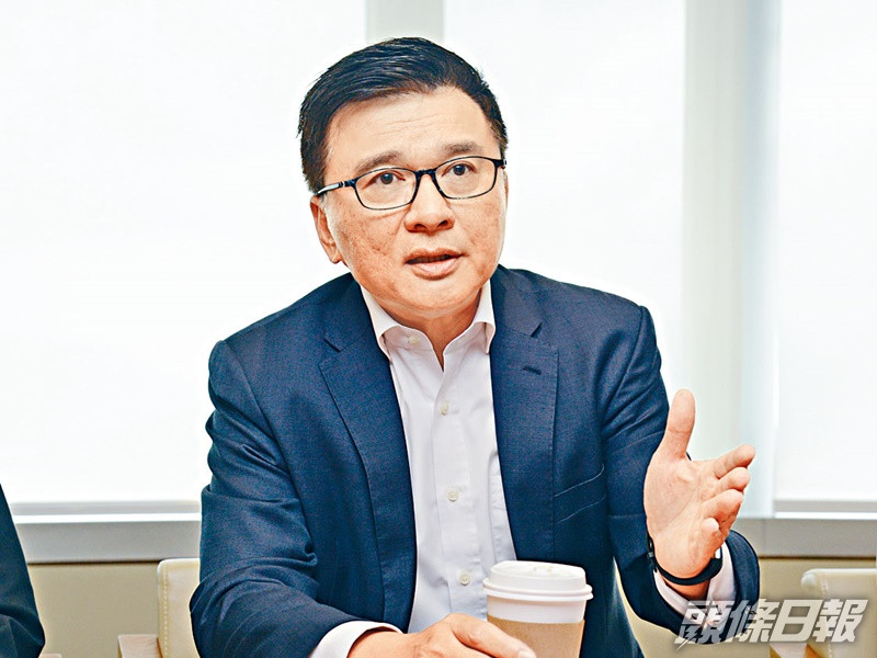 洪為民笑陳家強「在盒內創新」。