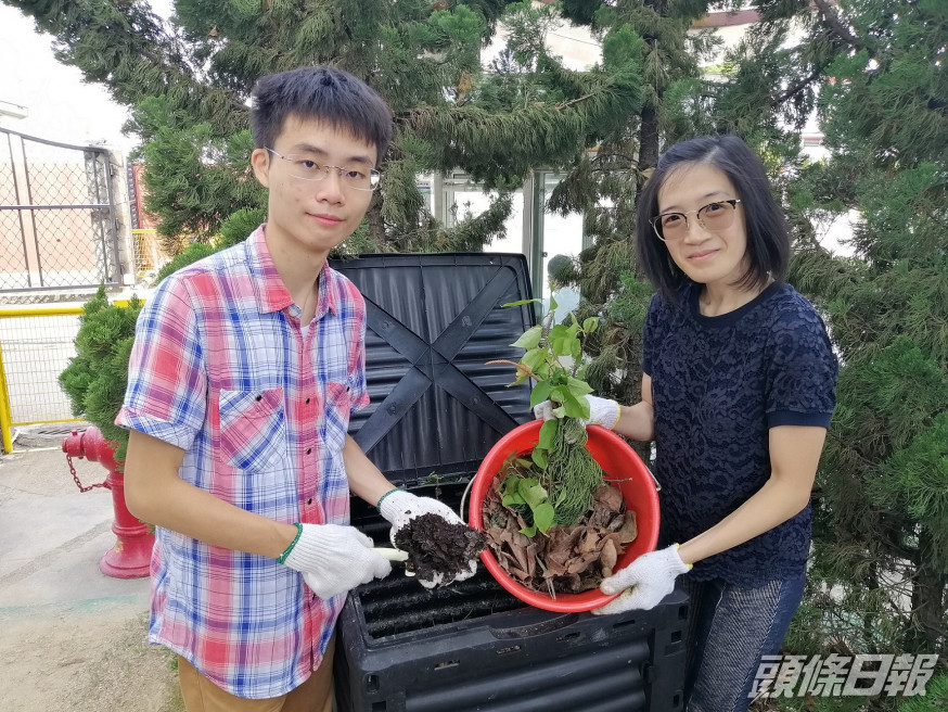學生許信揚(左)及羅敏儀(右),定期到三個合作的屋苑檢視園林廢物回收及堆肥進度。THEi提供圖片