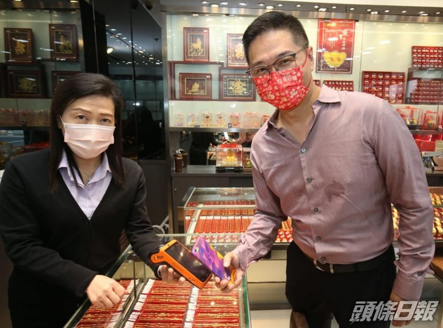 邵家輝走訪販商及零售店。